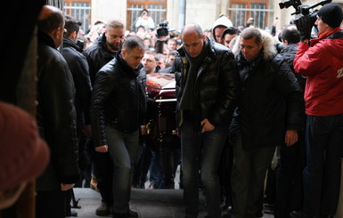 Похороны Кузьмы Скрябина: у церкви выстроилась очередь в 200 метров