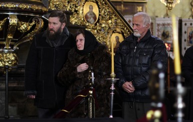 Похороны Скрябина: маму Кузьмы вели в церковь под руки
