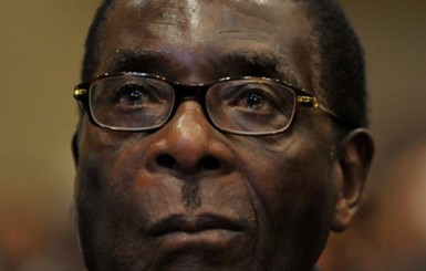 Самый старый в мире президент Роберт Мугабе упал с лестницы во время выступления