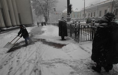 Киевляне об уборке улиц: Тротуары в снегу, дороги во льду – опять проспали снегопад!