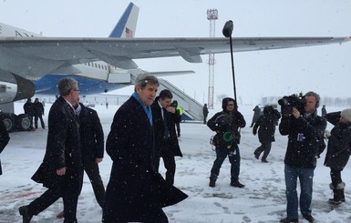 Госсекретарь США прилетел в Киев говорить об оружии, несмотря на снегопад 