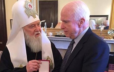 Патриарх Филарет наградил сенатора Маккейна орденом в Вашингтоне 