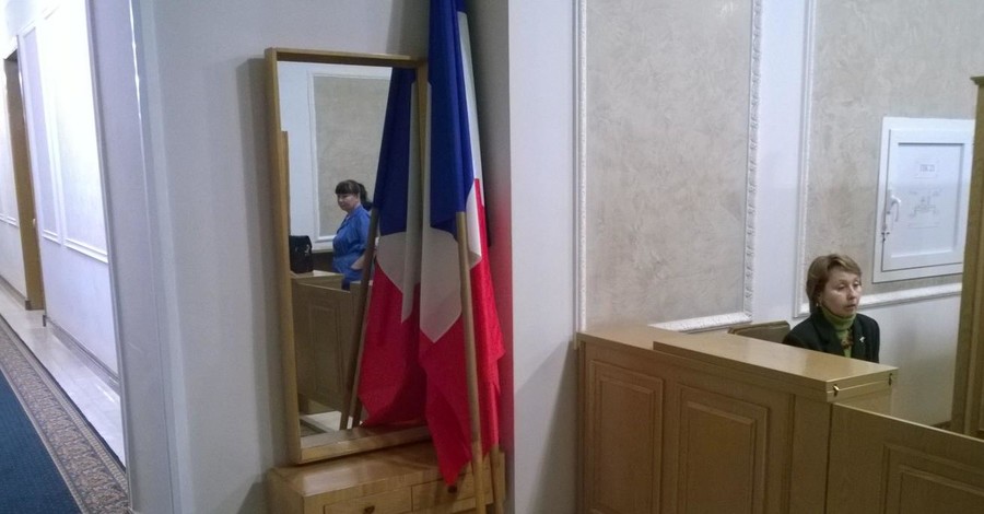 На Банковой ищут флаги к визиту президентов Франции и Германии