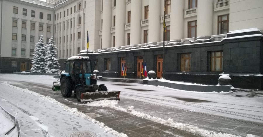 Под АП коммунальщики ведут борьбу со снегом для красной дорожки 