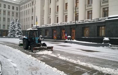 Под АП коммунальщики ведут борьбу со снегом для красной дорожки 