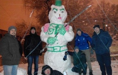 Харьковчане лепят из снега солдат, танки и зверушек
