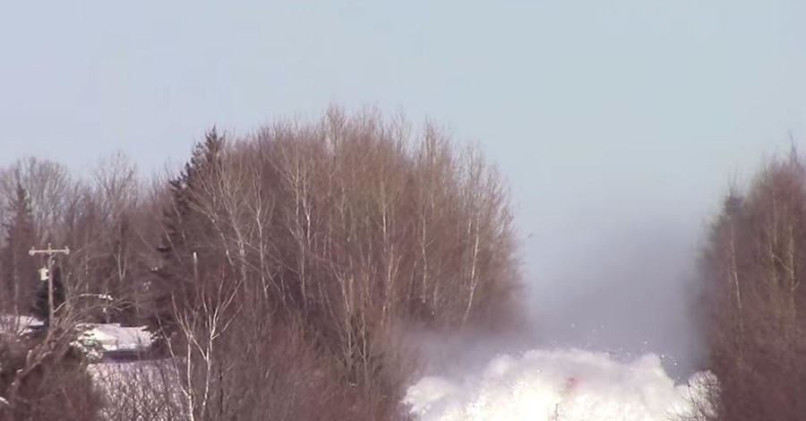 В Канаде поезд на скорости пробил гору снега, чтоб проехать