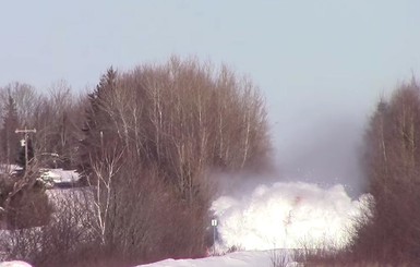 В Канаде поезд на скорости пробил гору снега, чтоб проехать