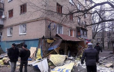 Ночью снаряды разрушили в Донецке десятки домов: погиб один человек