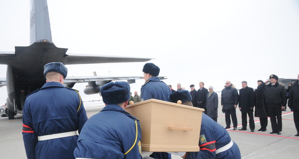 Из Харькова улетел очередной самолет с останками погибших в малайзийском Боинге