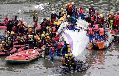 Авиакатастрофа в Тайване: число жертв достигло 40 человек