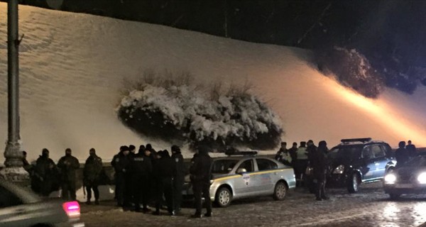 В Киеве под Кабмином стреляли в милиционера