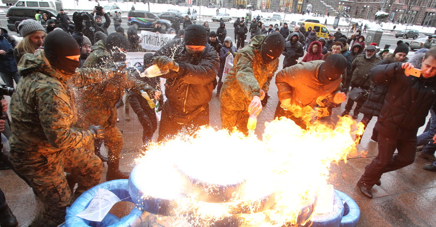 Под мэрией зажгли шины - киевляне протестуют против новых тарифов