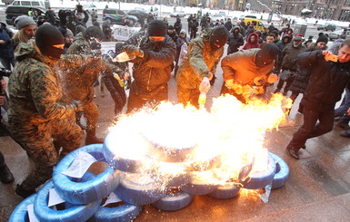 Под мэрией зажгли шины - киевляне протестуют против новых тарифов