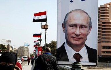 Центр Каира усеяли российские флаги и портреты с изображением Путина