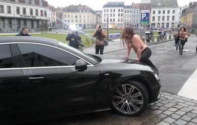 Активистки Femen голой грудью накинулись на машину экс-главы МВФ Доминика Стросс-Кана