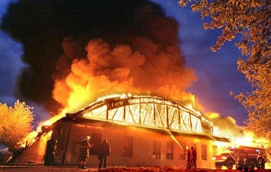 В Днепропетровске во время пожара на складе с конфетами погибли два сторожа