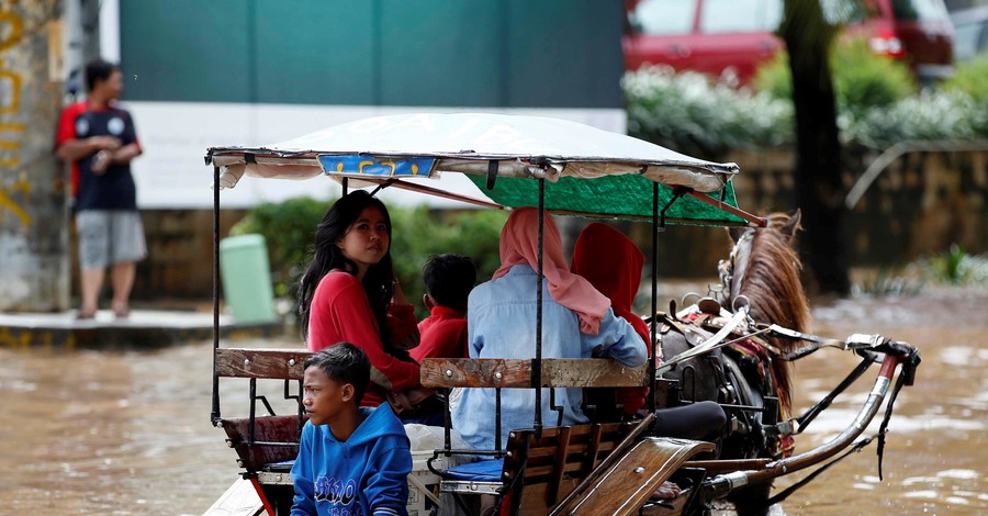 Индонезию смывают дожди: затоплен дворец президента