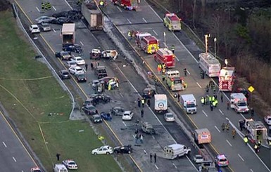 В Америке на шоссе столкнулись 15 машин, автобус и трактор