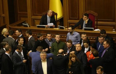 Депутаты заблокировали трибуну, Гройсман закрыл заседание Рады