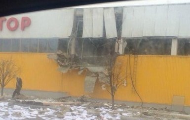В Донецке снаряд разворотил крупный супермаркет