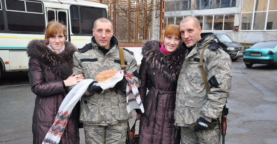 В Тернополе жены-близняшки с караваем встречали из АТО мужей-близнецов