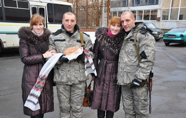 В Тернополе жены-близняшки с караваем встречали из АТО мужей-близнецов