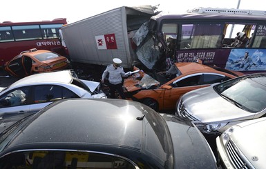 В Корее на мосту столкнулись сотни автомобилей