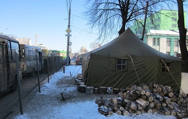 В Киеве сгорела палатка МЧС вместе с человеком