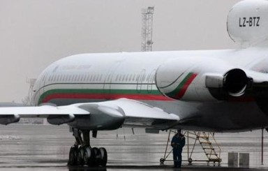 Самолет премьера Болгарии не может приземлиться из-за проблем с шасси