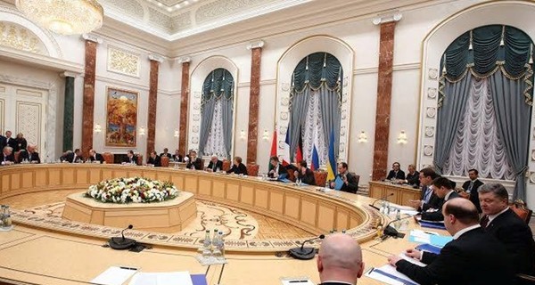 Переговоры в Минске: согласованы почти все вопросы, саммит продолжается