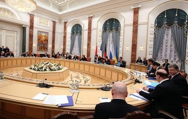 Переговоры в Минске: согласованы почти все вопросы, саммит продолжается