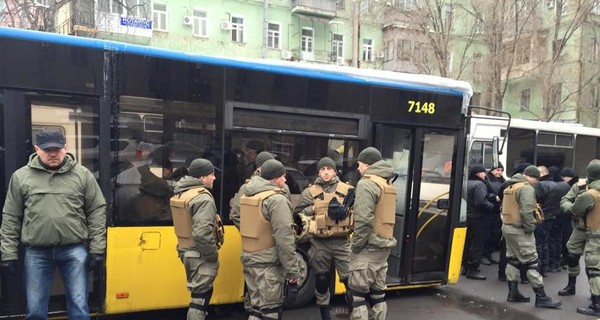 В Киеве городских депутатов охраняют неизвестные в камуфляже
