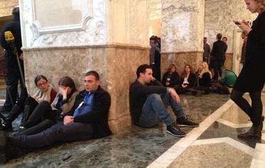 Журналисты не жалуются, что в Минске спали на полу: он был с подогревом