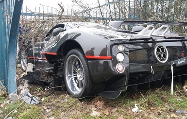 В Лондоне водитель разбил о забор легендарную машину 