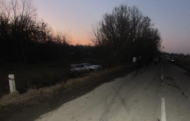 На Тернопольщине мужчина попал под автомобиль, спасая двух своих детей