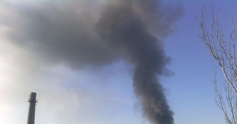 Над Донецком поднялся колоссальный столб дыма