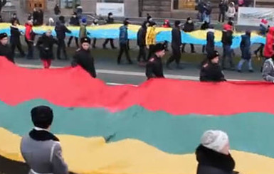 В Киеве  развернули рекордные флаги Украины и Литвы