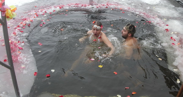 В День Святого Валентина пара из Днепропетровска обвенчалась в проруби