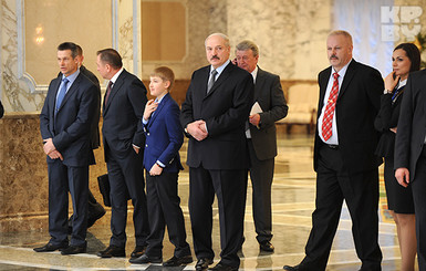 Александр Лукашенко провожал высоких гостей в компании младшего сына Николая