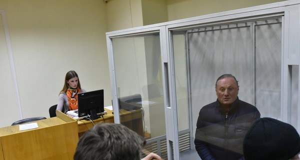 Ефремов в зале суда сидит в стеклянном 