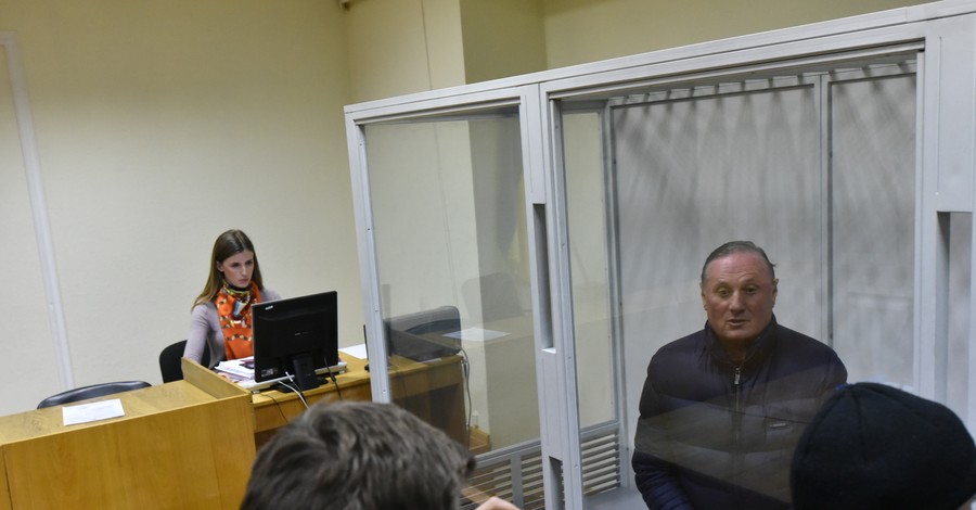 Ефремов в зале суда сидит в стеклянном 