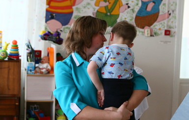 Дети, эвакуированные из Артемовска в Харьков, называют новых воспитательниц  мамами