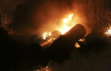 В США загорелся поезд с нефтью, население эвакуируют