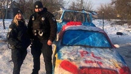 Украинцы лепят креативних снеговиков