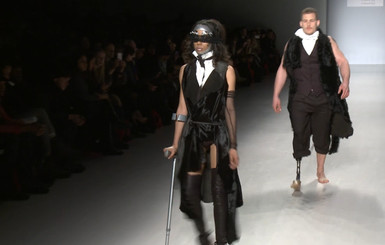 Дизайнер Леди Гаги устроил дефиле одноногого манекенщика и девушки в инвалидной коляске