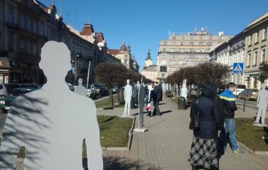В центре Львова 120 фигур-силуэтов рабов рассказывают истории своей жизни