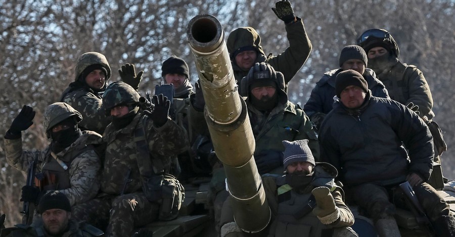 Украинские военные покидают Дебальцево, по пути их подбирают скорые