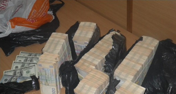 Украинец из Крыма хотел вывезти 4 миллиона гривен и 50 тысяч долларов