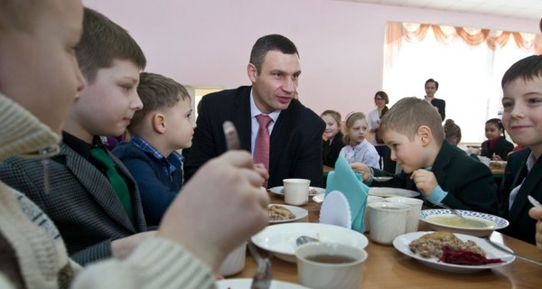 Виталий Кличко позавтракал с киевскими школьниками